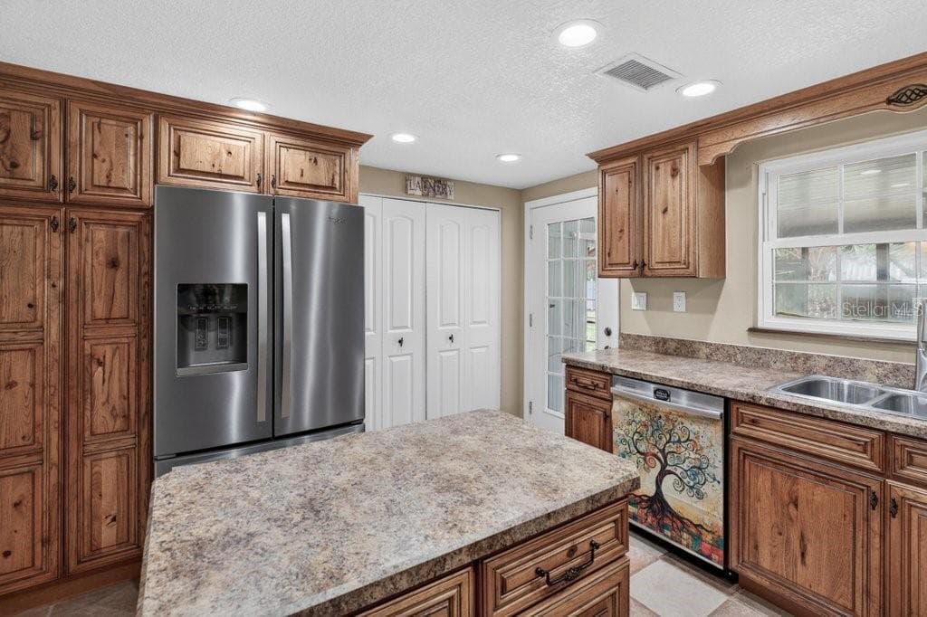 121 DAREN DRIVE — photo 17 of 43