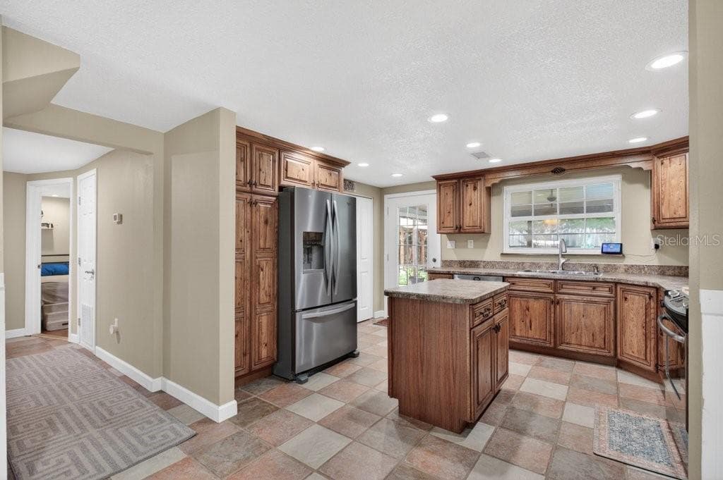 121 DAREN DRIVE — photo 13 of 43
