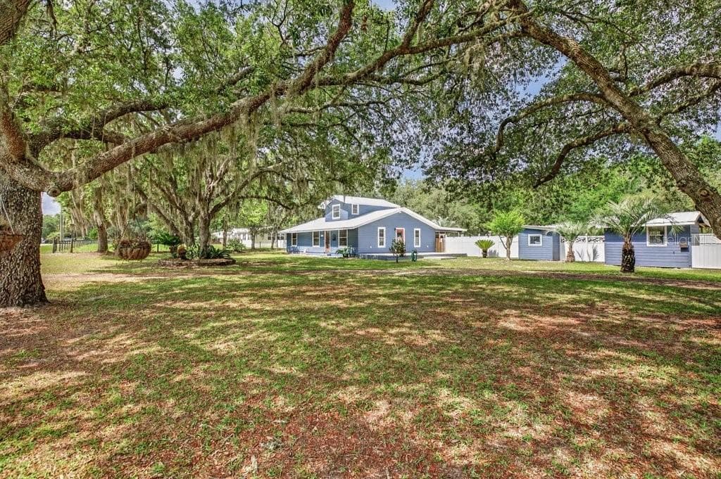 121 DAREN DRIVE — photo 3 of 43