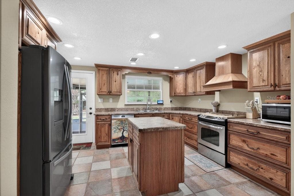 121 DAREN DRIVE — photo 14 of 43