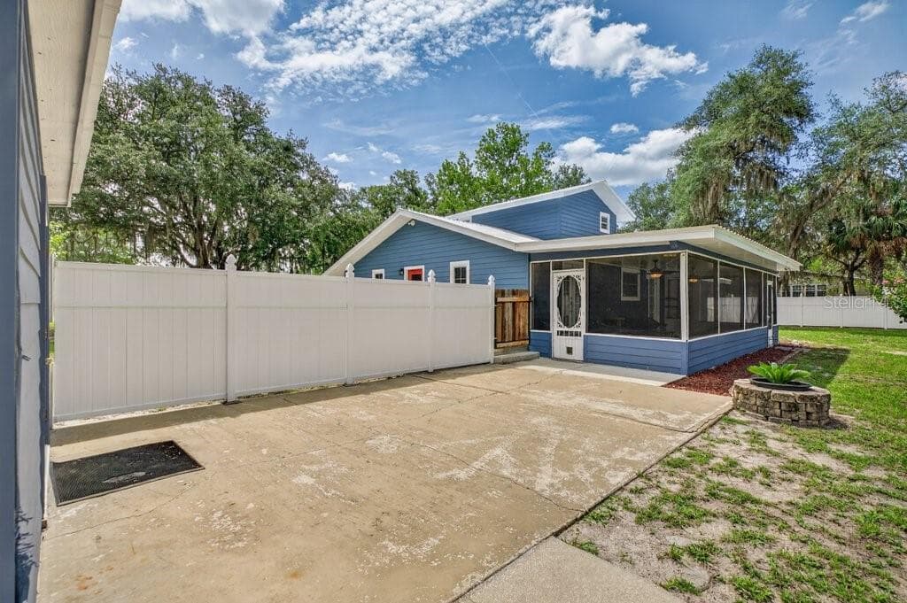 121 DAREN DRIVE — photo 37 of 43