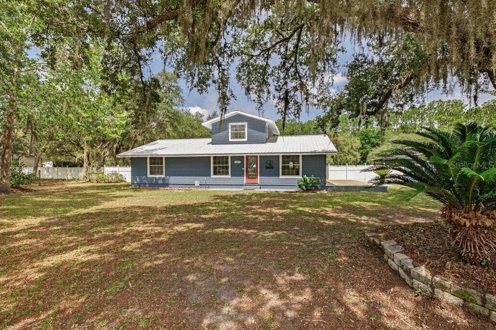 121 DAREN DRIVE — photo 2 of 43