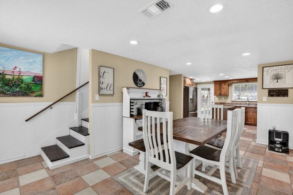 121 DAREN DRIVE — photo 7 of 43