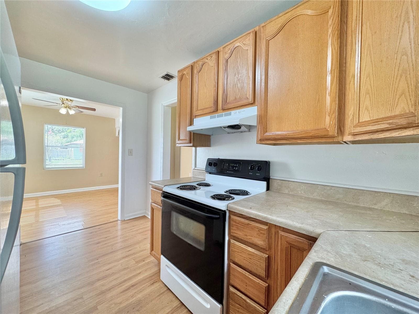 921 AVENUE E — photo 10 of 33