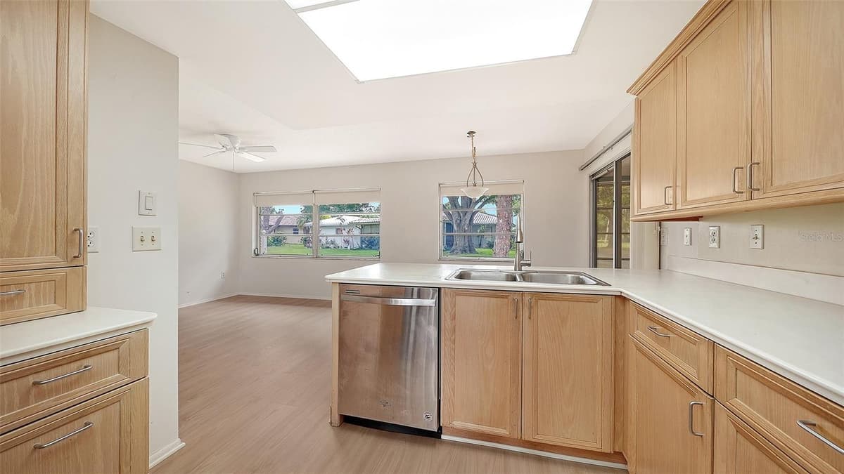 515 ROUSSEAU DRIVE — photo 12 of 46