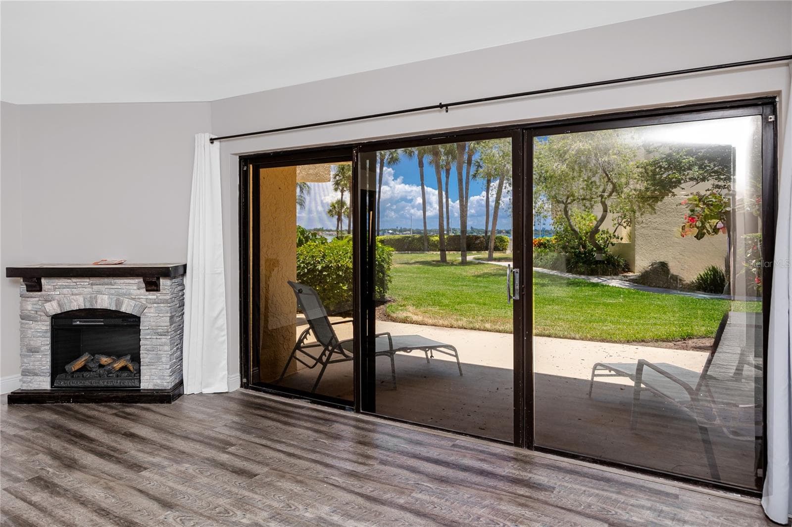 7510 SUNSHINE SKYWAY LANE — photo 4 of 61