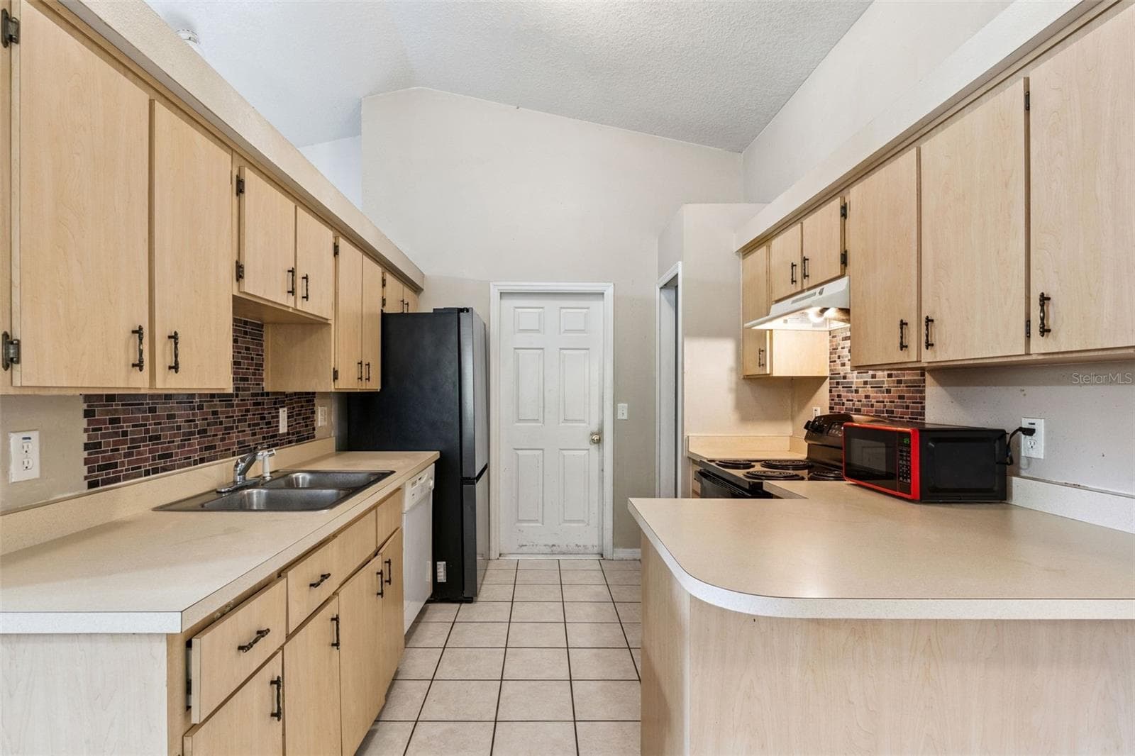 11526 HUGGINS STREET — photo 7 of 24