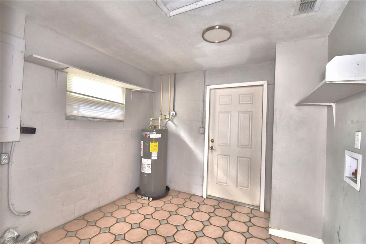 906 9TH AVENUE — photo 10 of 52