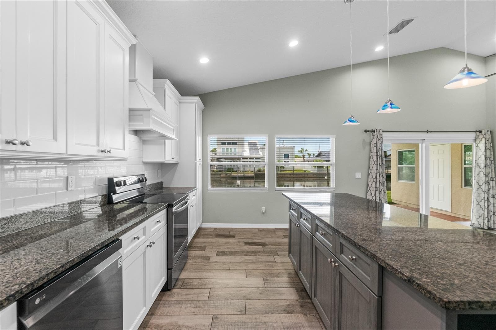 143 AVALON AVENUE — photo 9 of 44