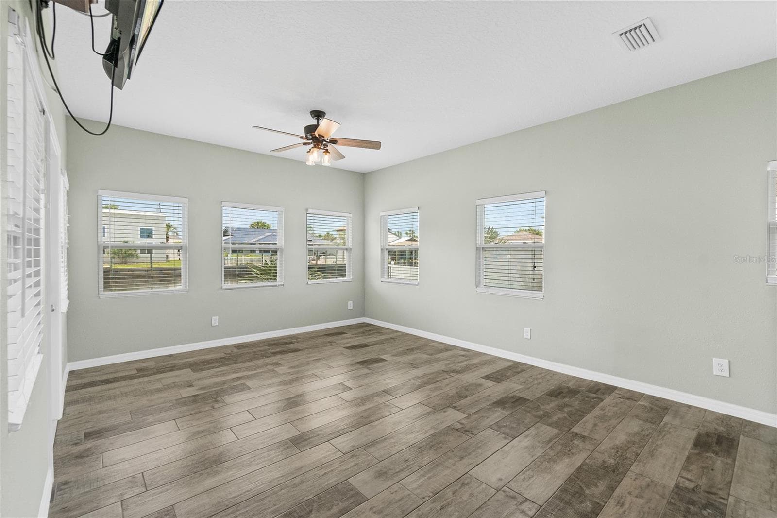 143 AVALON AVENUE — photo 15 of 44