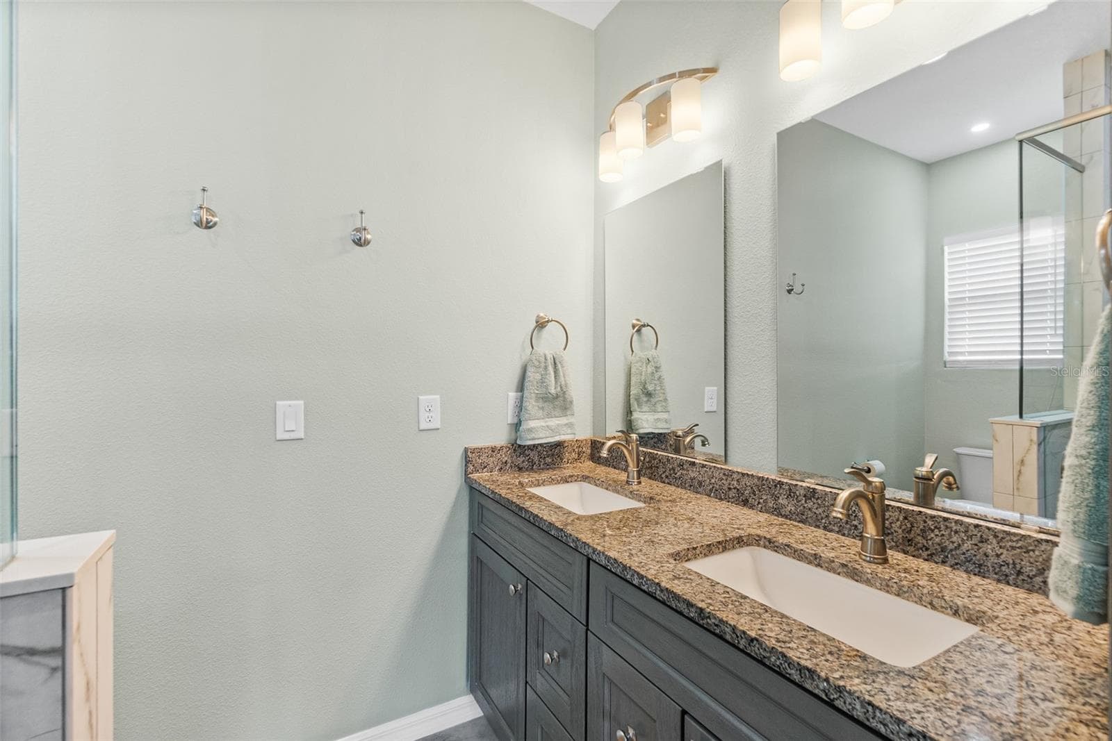 143 AVALON AVENUE — photo 22 of 44