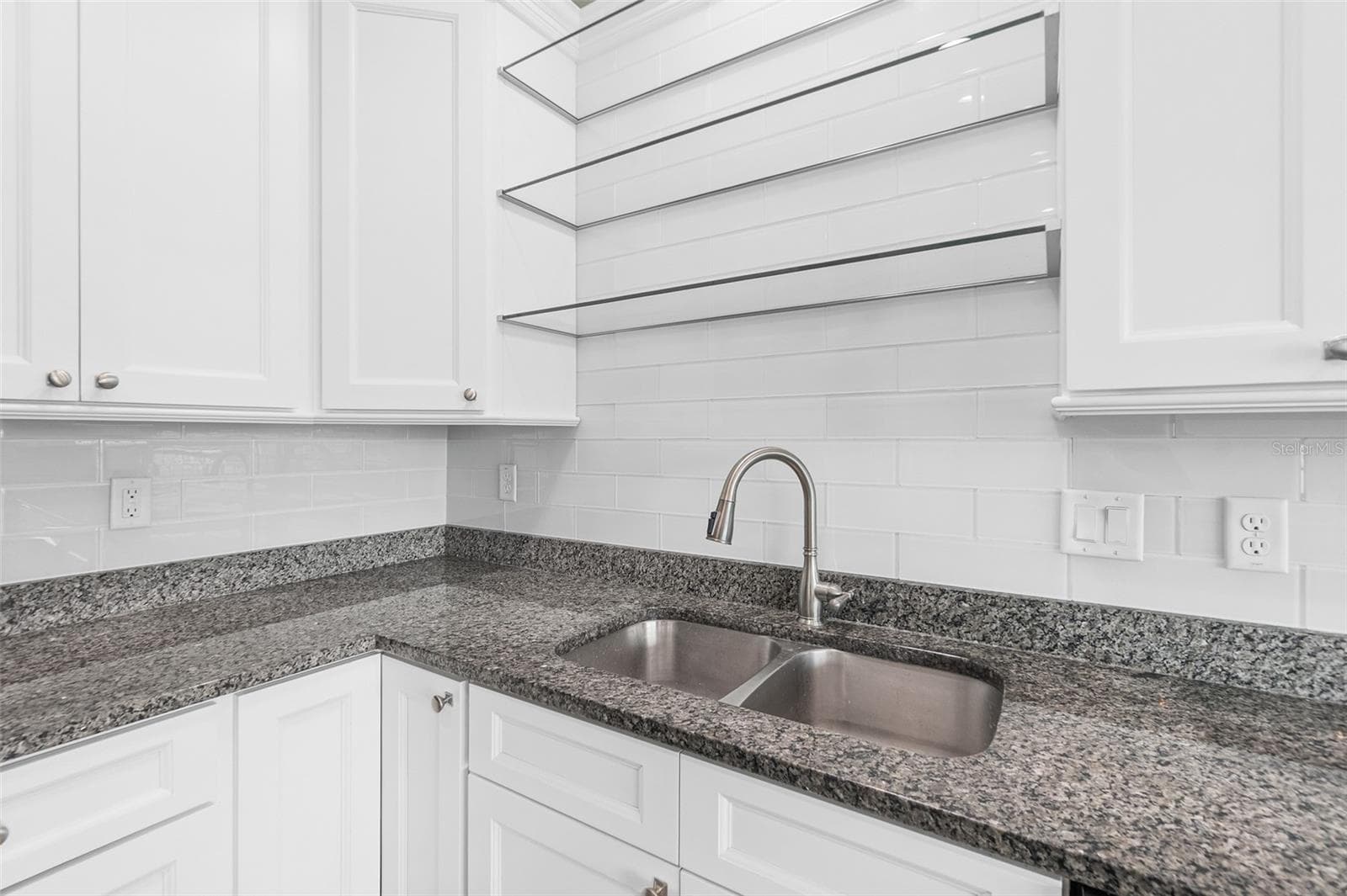 143 AVALON AVENUE — photo 11 of 44