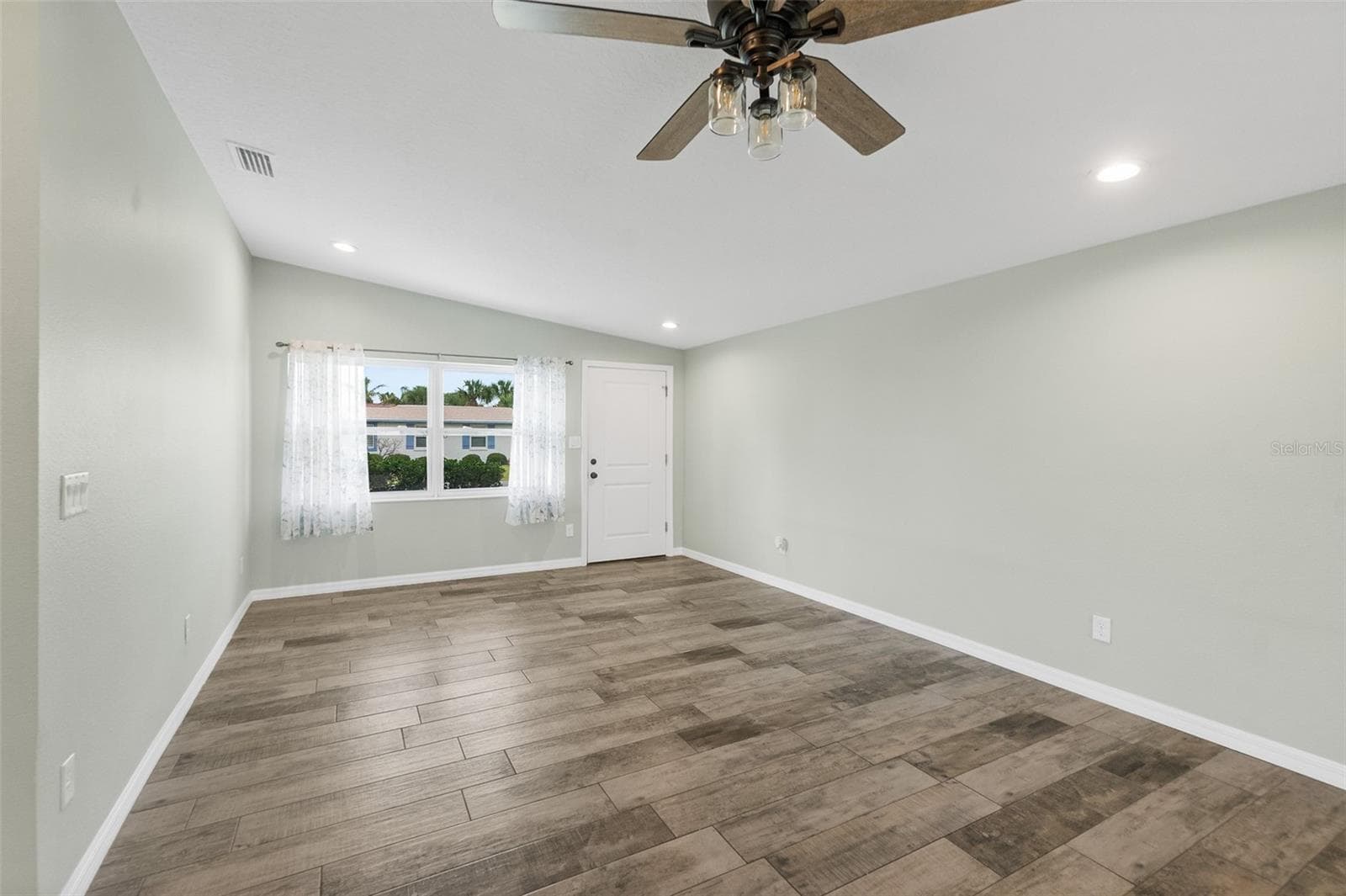 143 AVALON AVENUE — photo 4 of 44