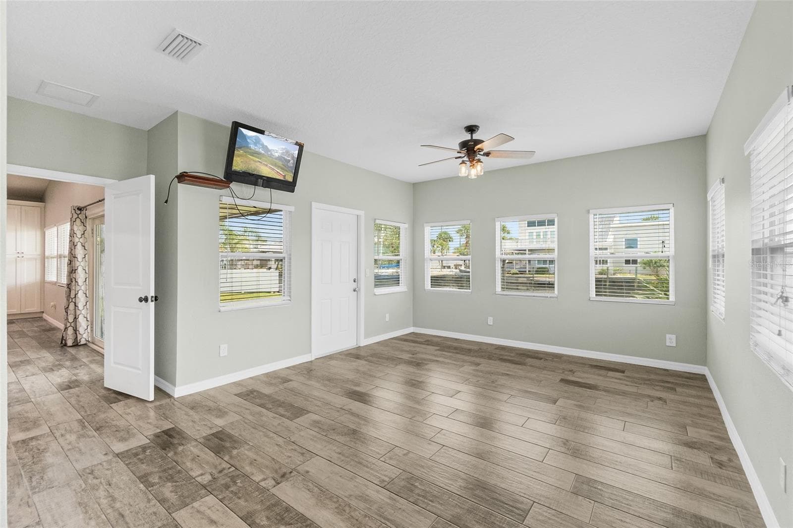 143 AVALON AVENUE — photo 17 of 44