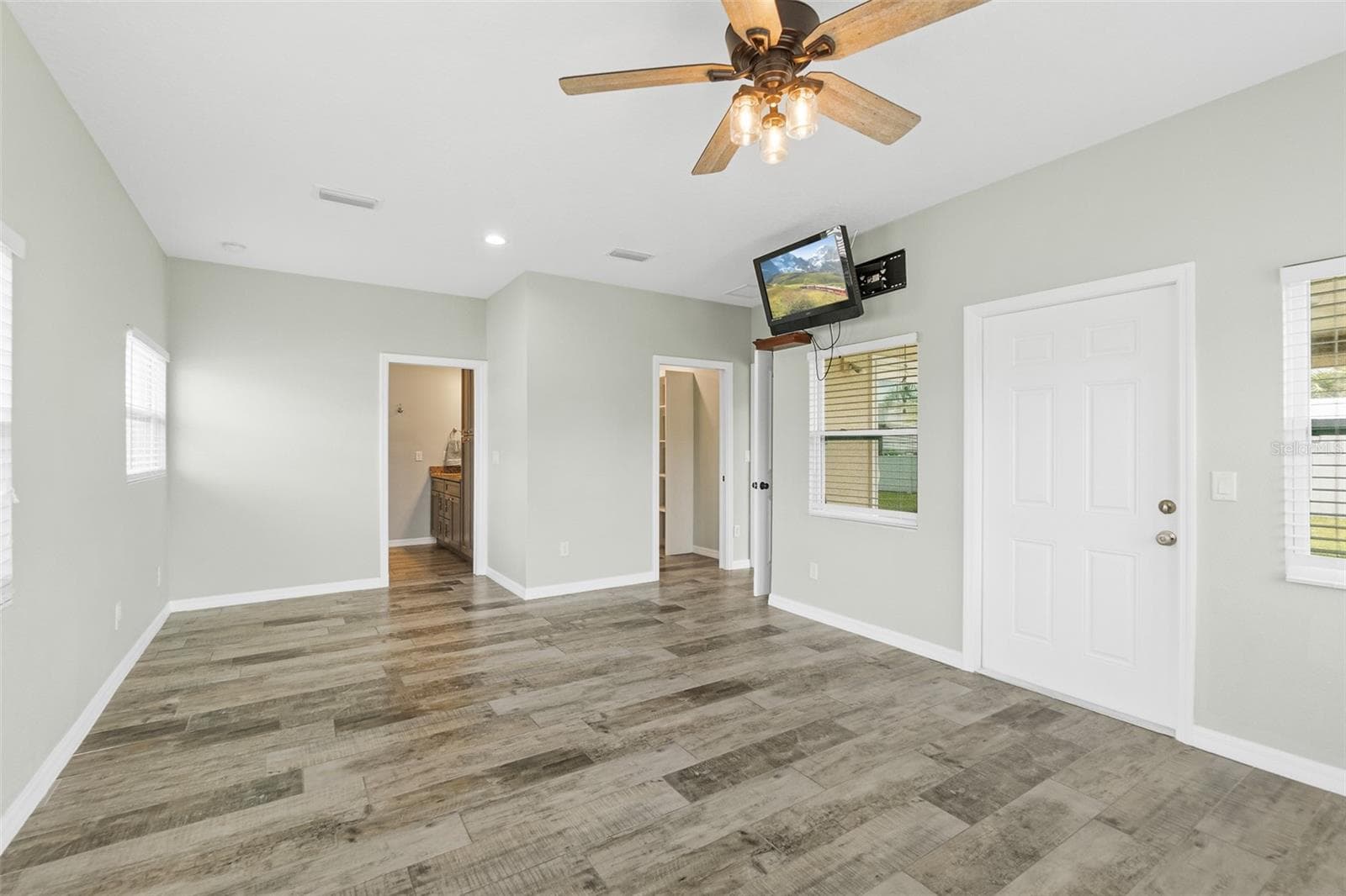 143 AVALON AVENUE — photo 16 of 44