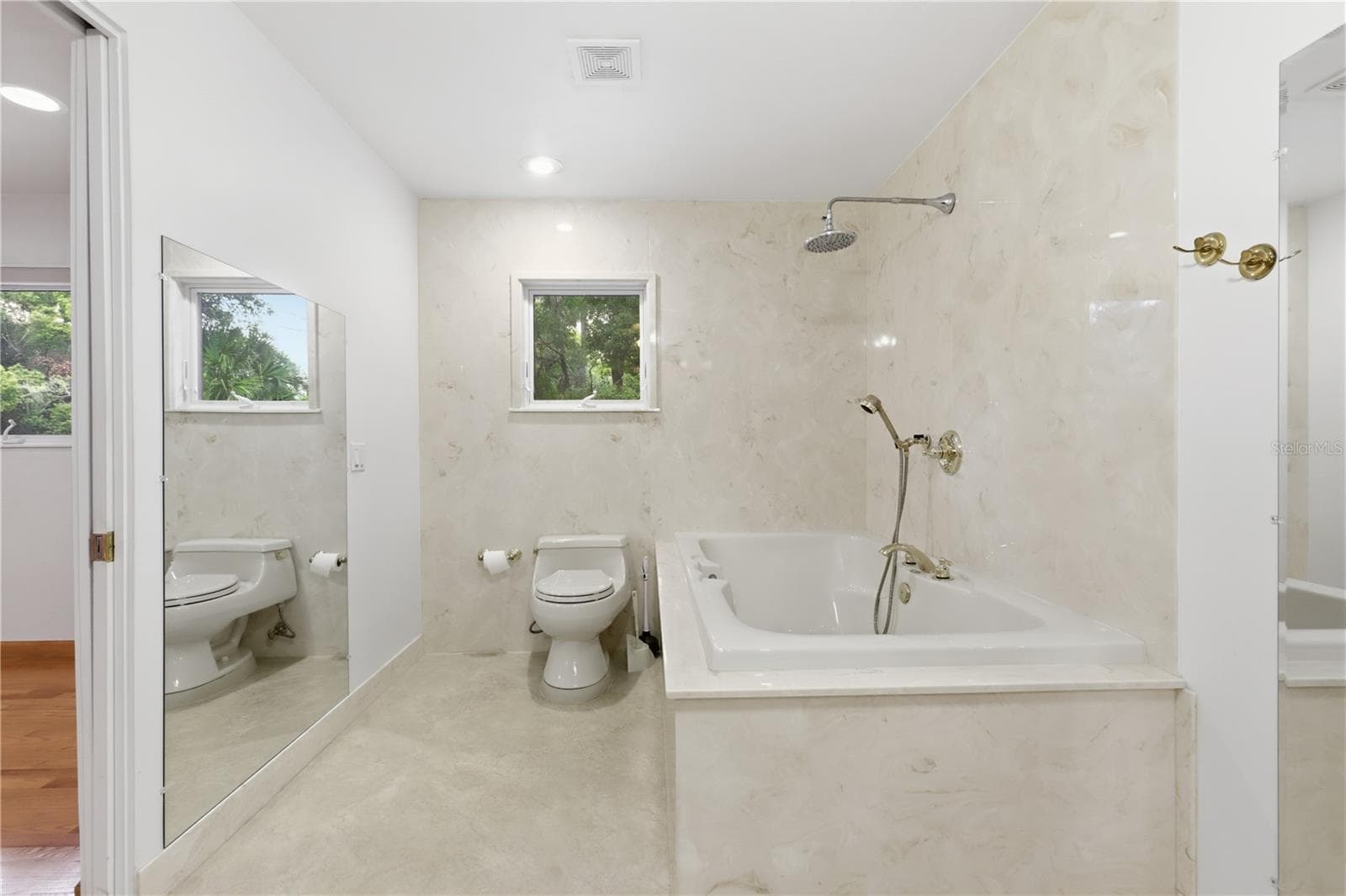 1610 STRATHCONA AVENUE — photo 18 of 52
