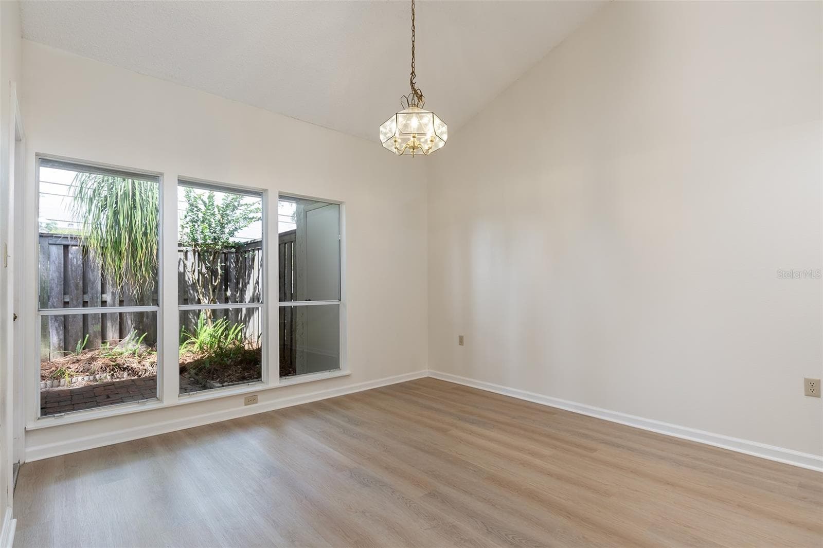 212 SABAL PALM PLACE — photo 7 of 32