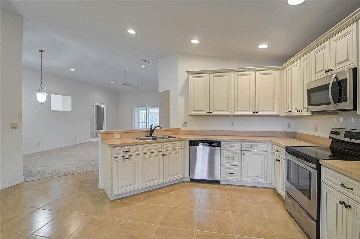 22 CHRISTIE AVENUE — photo 11 of 37