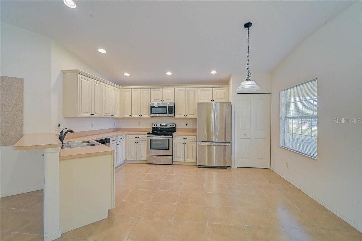 22 CHRISTIE AVENUE — photo 9 of 37