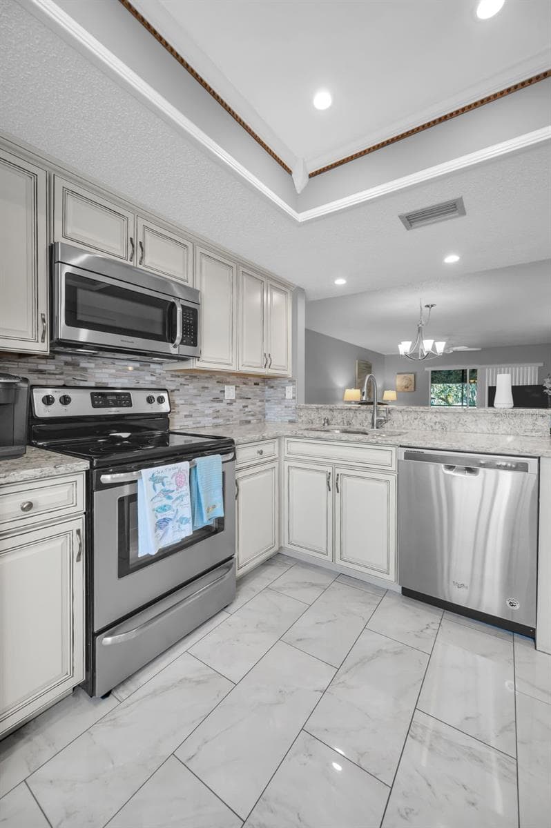 110 CYPRESS CT — photo 9 of 37