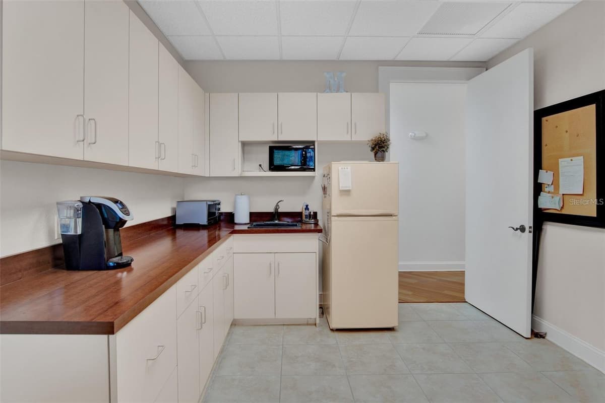 6200 METROWEST BOULEVARD — photo 9 of 12