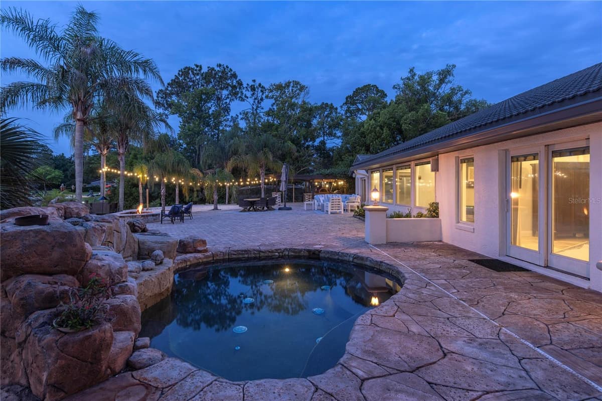 2201 COVE COURT — photo 16 of 50