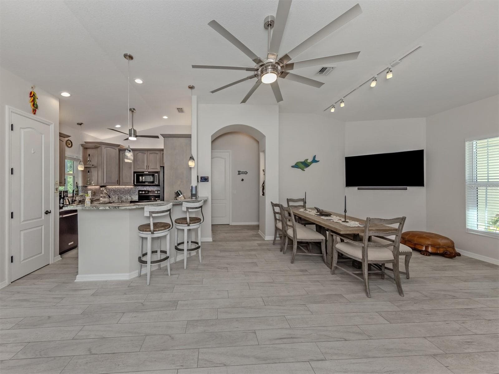 2565 LEMON AVENUE — photo 7 of 55