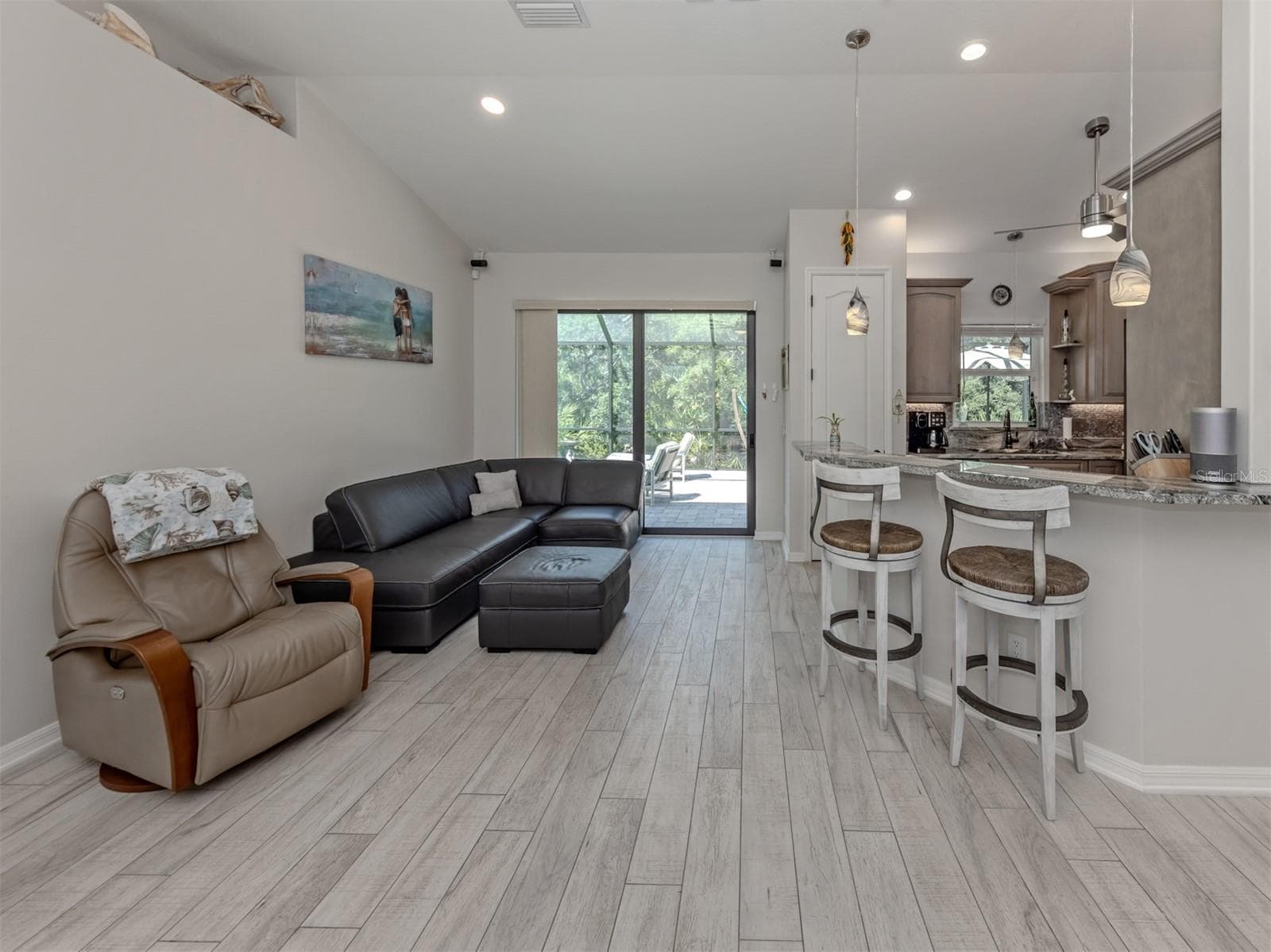 2565 LEMON AVENUE — photo 8 of 55