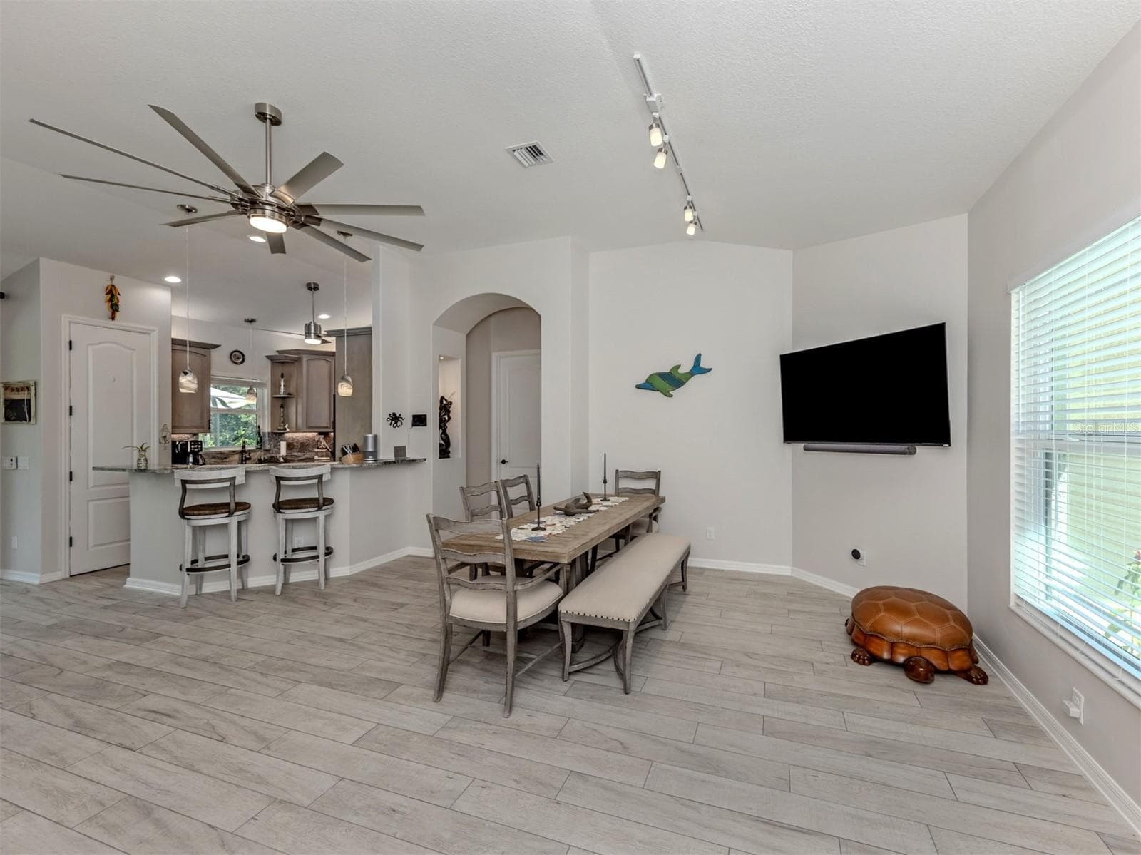 2565 LEMON AVENUE — photo 6 of 55