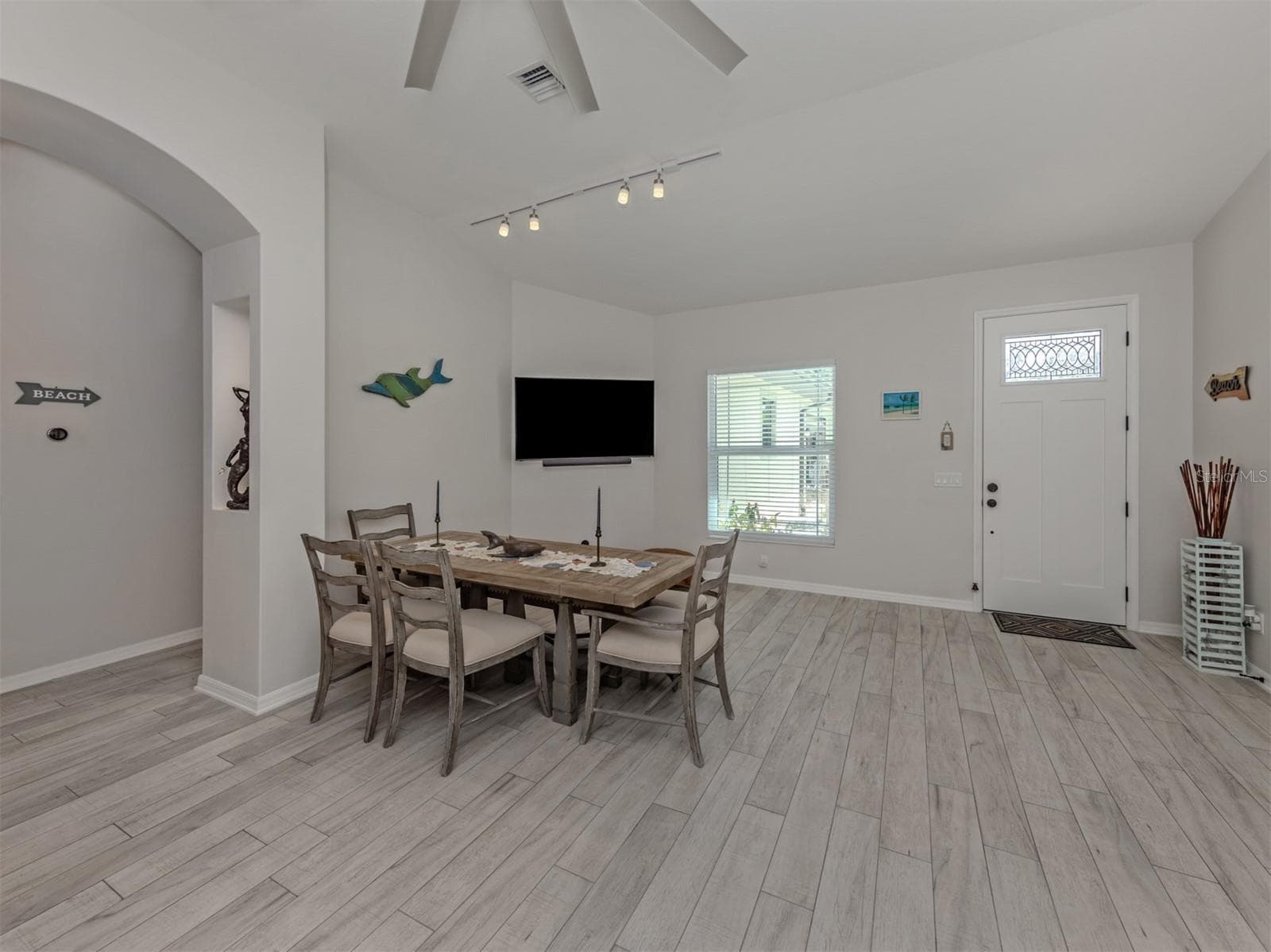 2565 LEMON AVENUE — photo 5 of 55