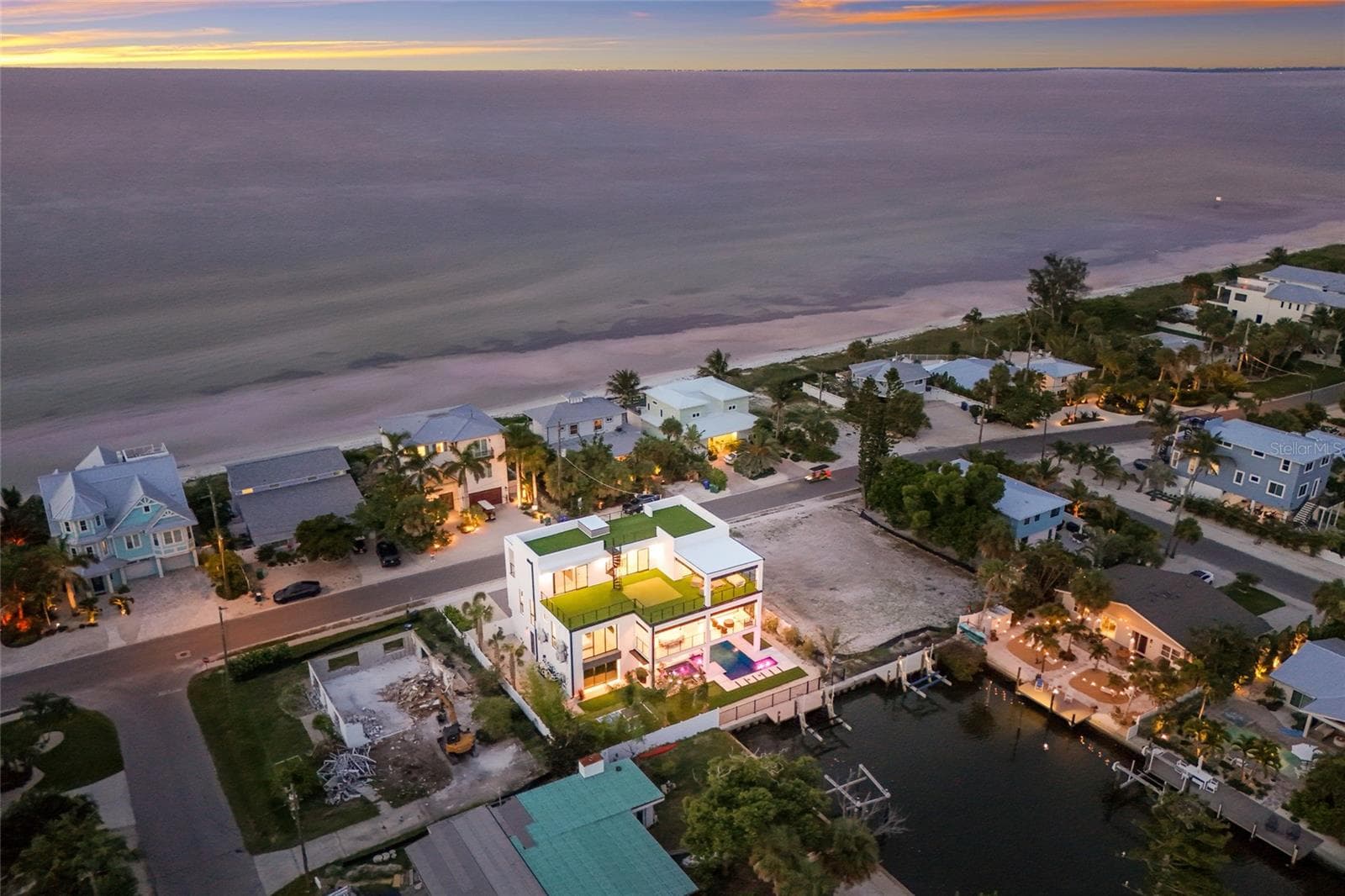 703 BAY BOULEVARD — photo 1 of 100