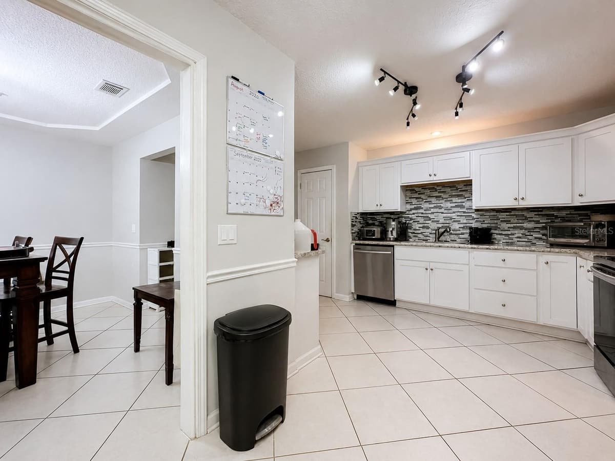 290 GLENEAGLES DRIVE — photo 11 of 33