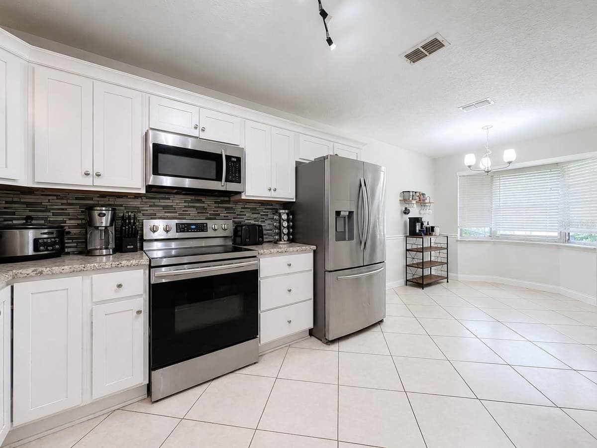 290 GLENEAGLES DRIVE — photo 10 of 33