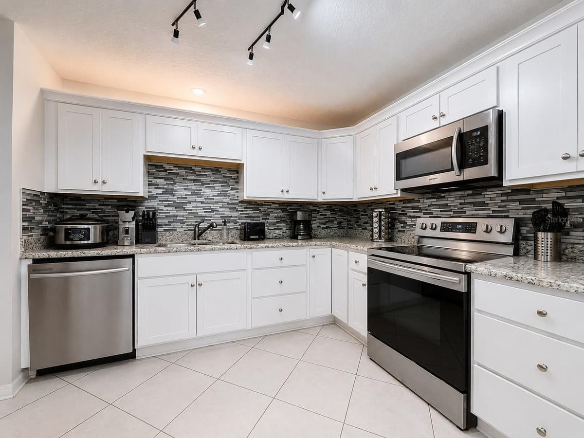 290 GLENEAGLES DRIVE — photo 9 of 33