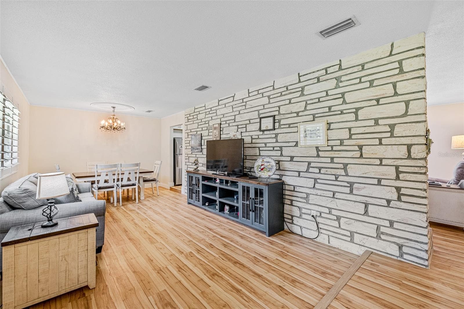 585 CORBIN PARK ROAD — photo 4 of 49