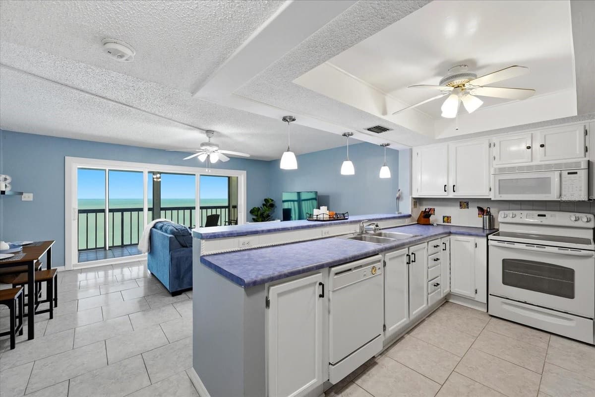 19450 GULF BOULEVARD — photo 4 of 51