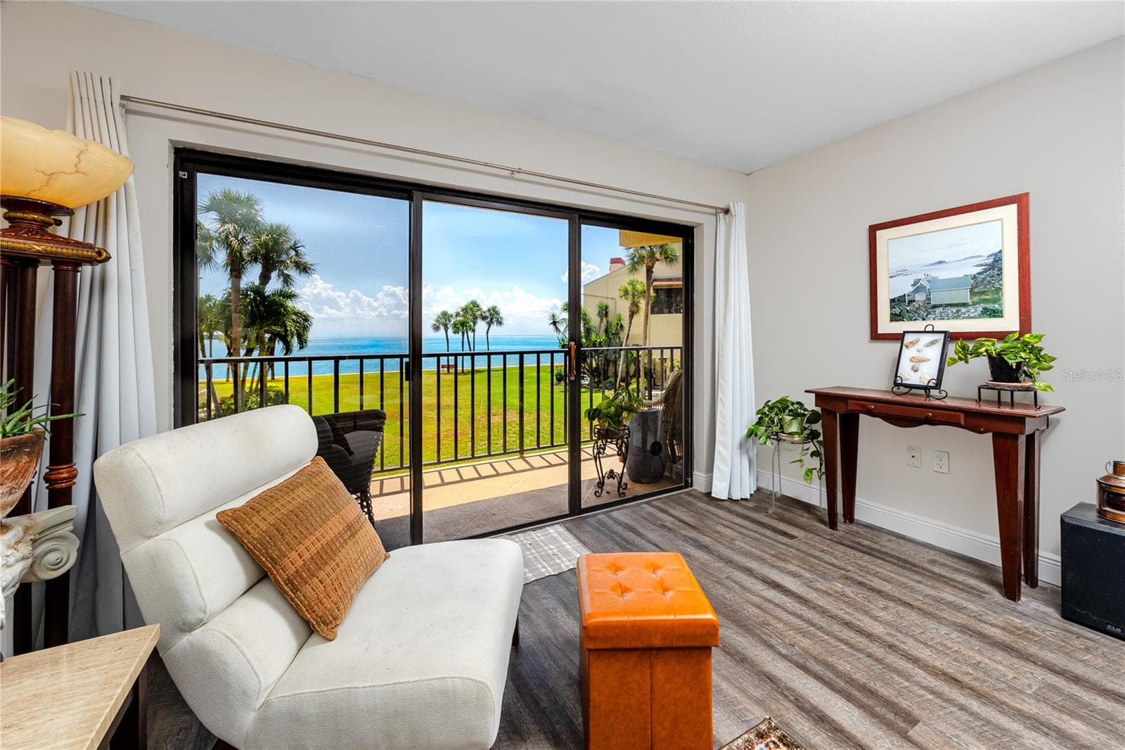7530 SUNSHINE SKYWAY LANE — photo 4 of 53
