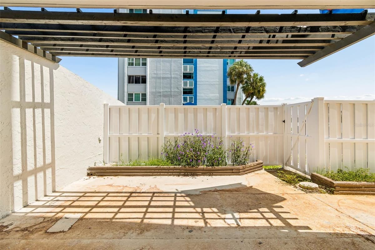 450 TREASURE ISLAND CAUSEWAY — photo 25 of 49