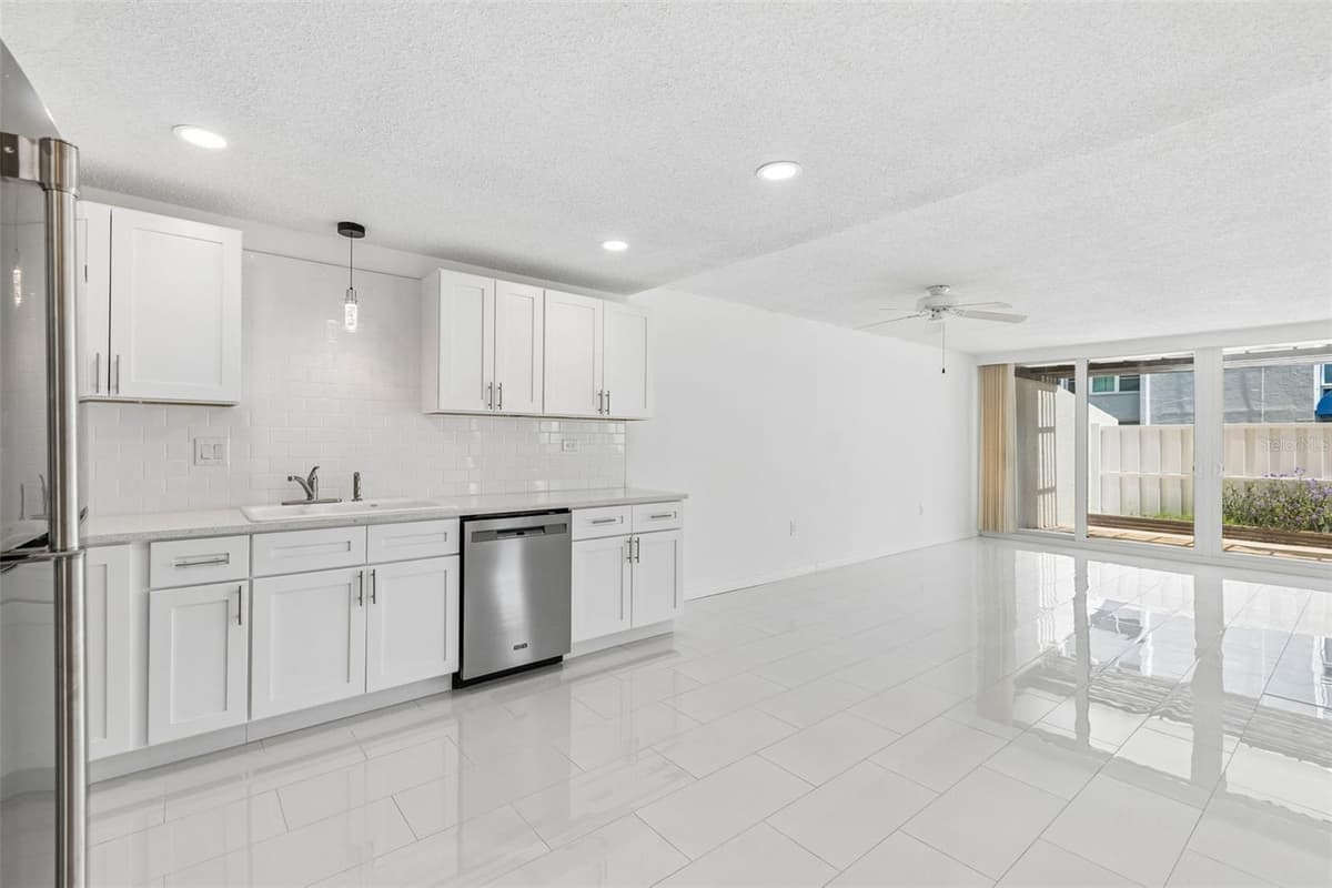 450 TREASURE ISLAND CAUSEWAY — photo 10 of 49