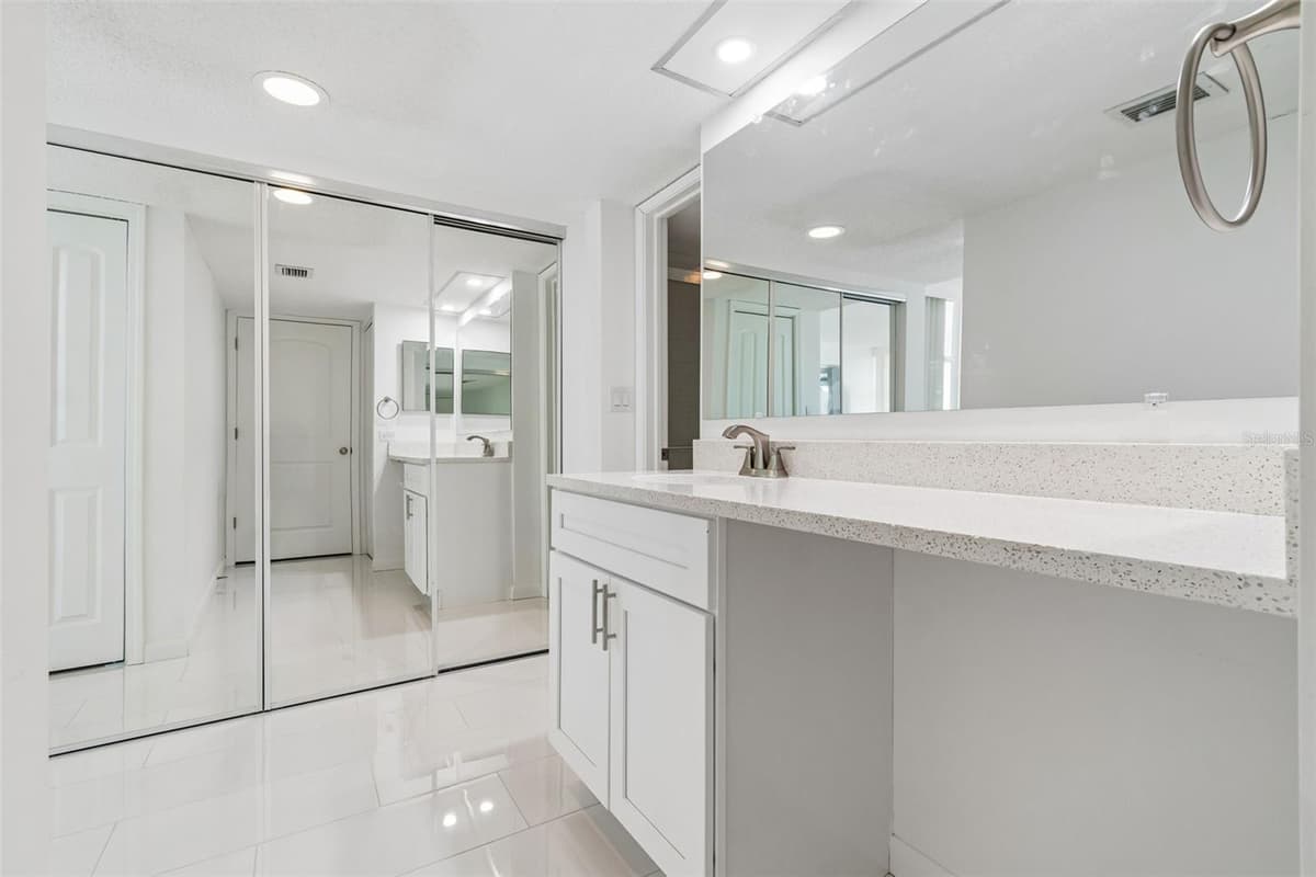 450 TREASURE ISLAND CAUSEWAY — photo 18 of 49