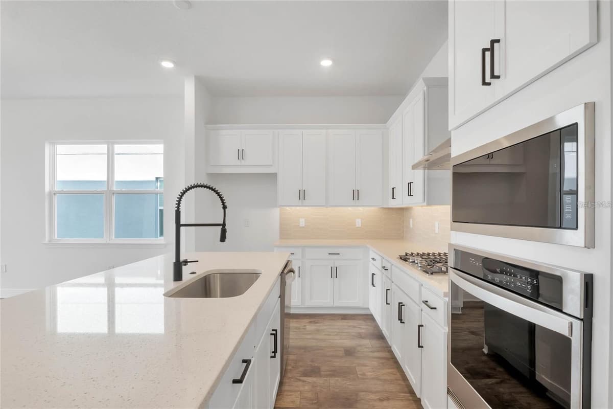 15730 VETTA DRIVE — photo 9 of 31