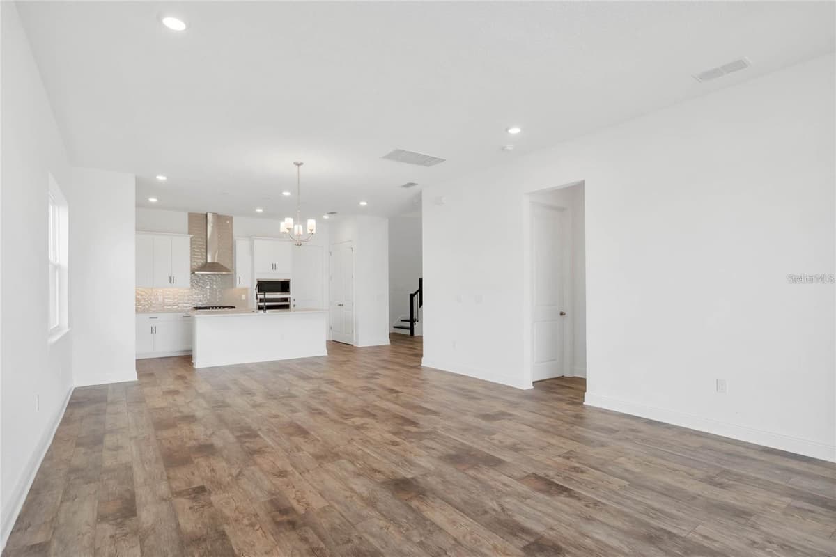 15730 VETTA DRIVE — photo 8 of 31