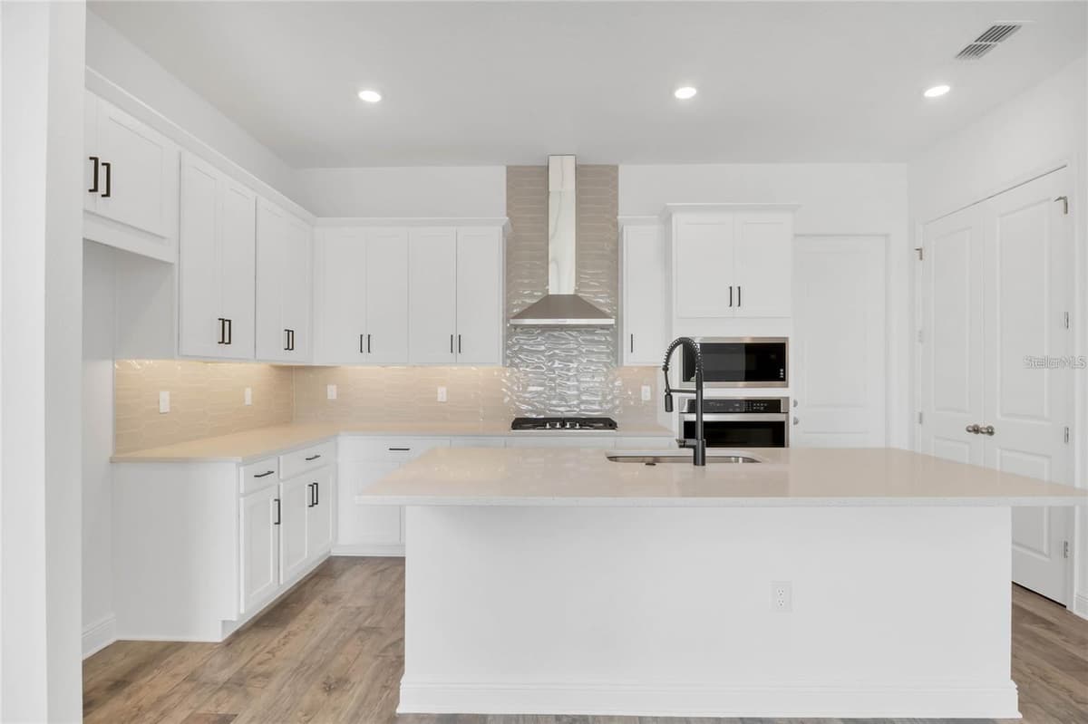 15730 VETTA DRIVE — photo 11 of 31