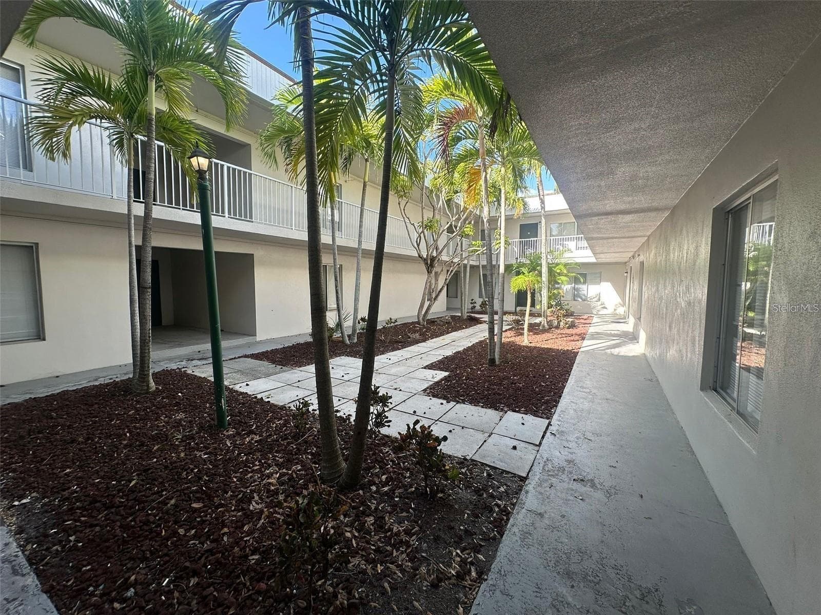 1830 MARAVILLA AVENUE — photo 2 of 28