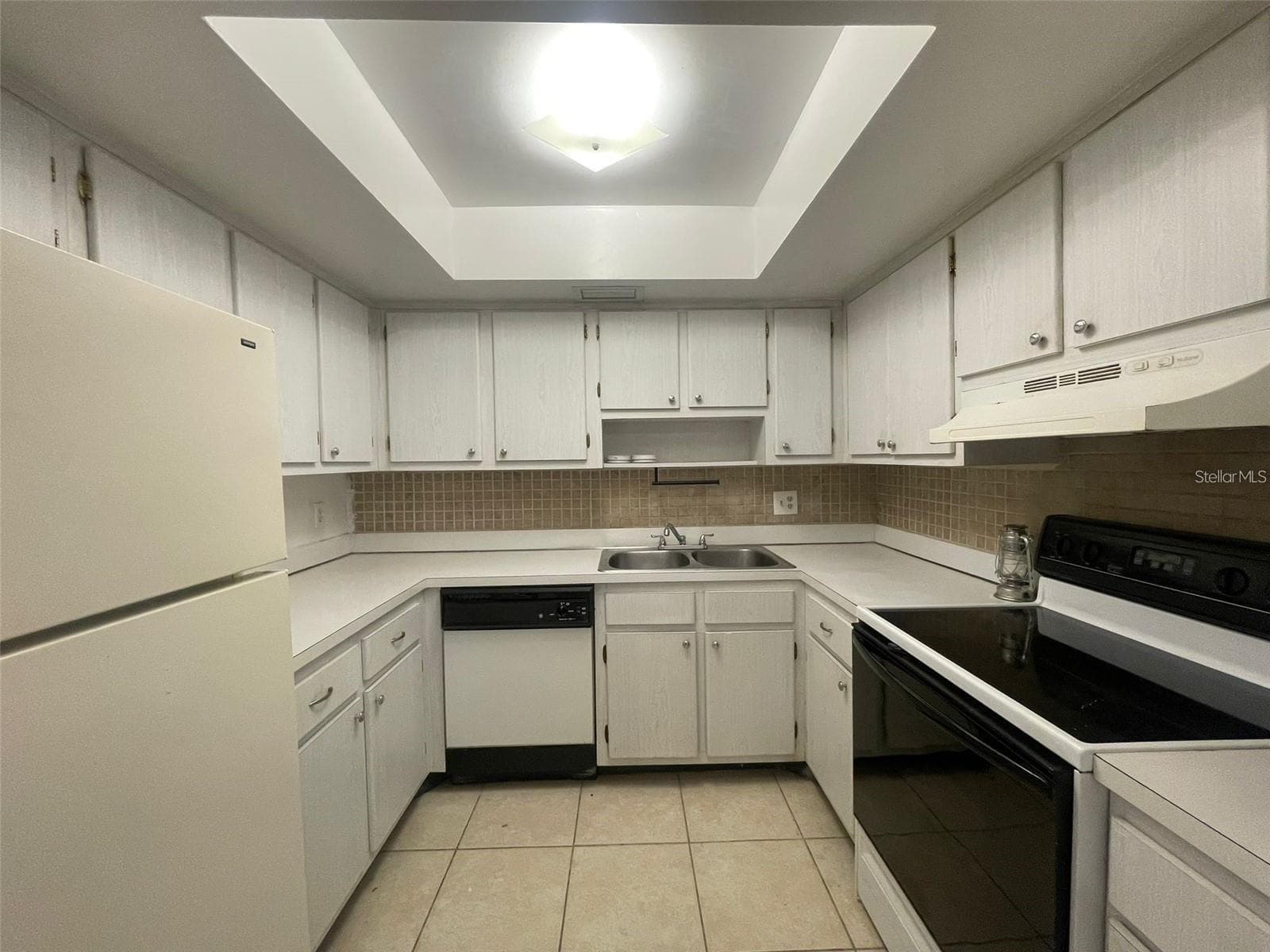 1830 MARAVILLA AVENUE — photo 5 of 28