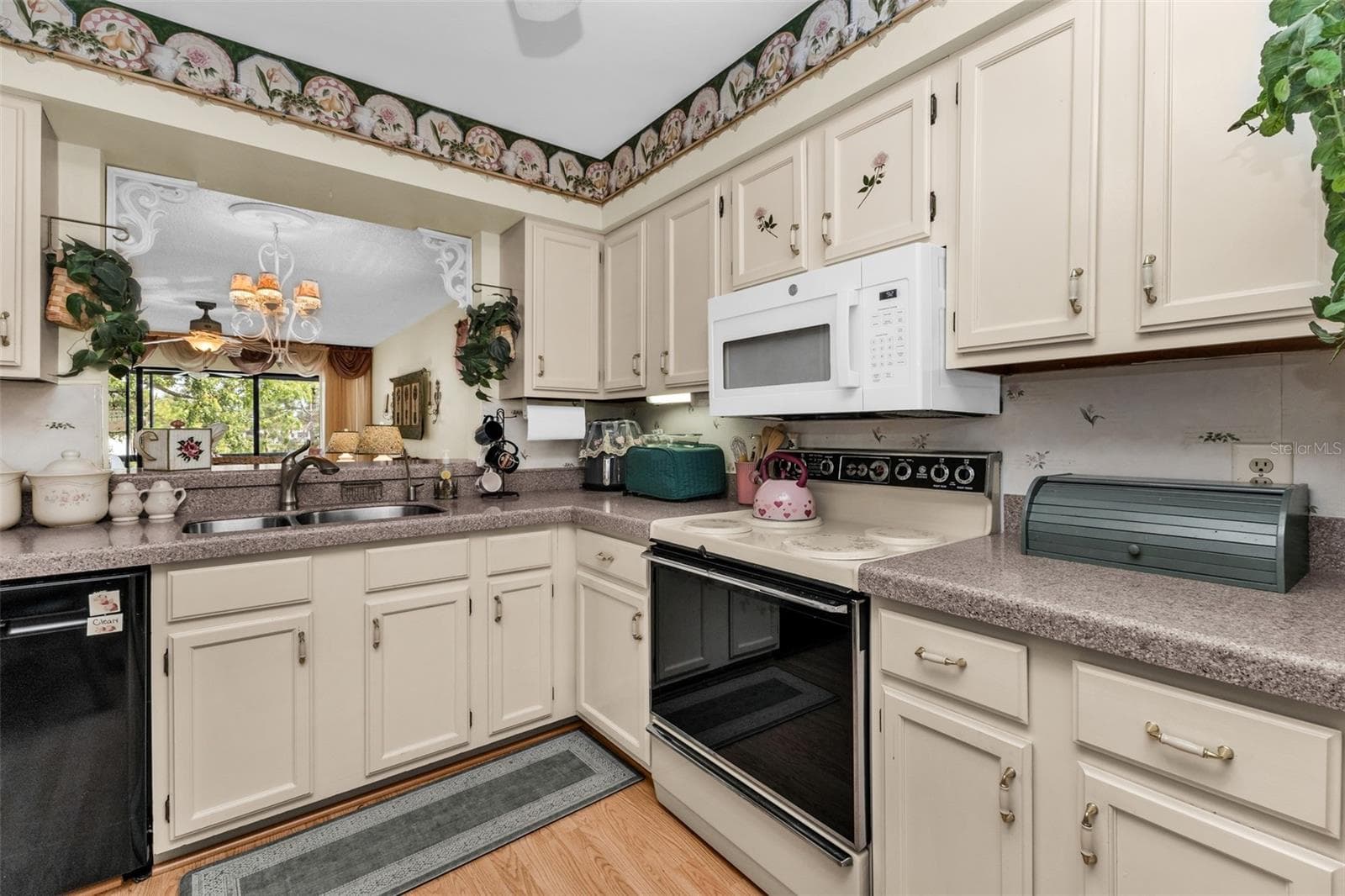 5221 LAKE VILLAGE DRIVE — photo 7 of 40