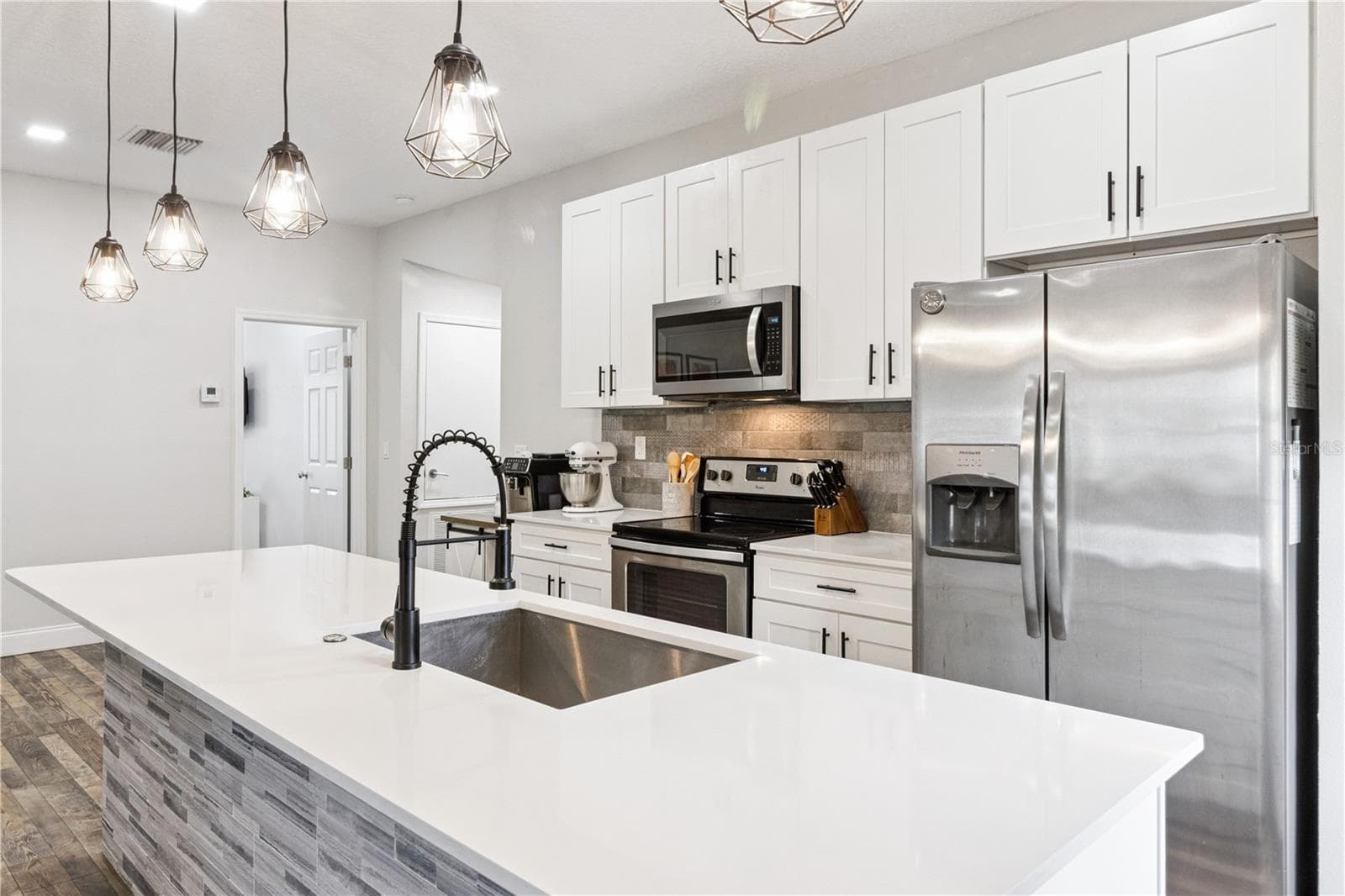 945 GORDON AVENUE — photo 11 of 36
