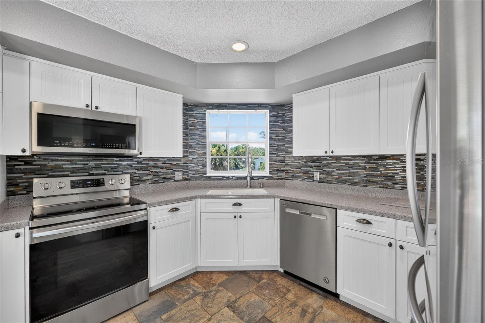 703 RIVERSIDE DRIVE — photo 17 of 47