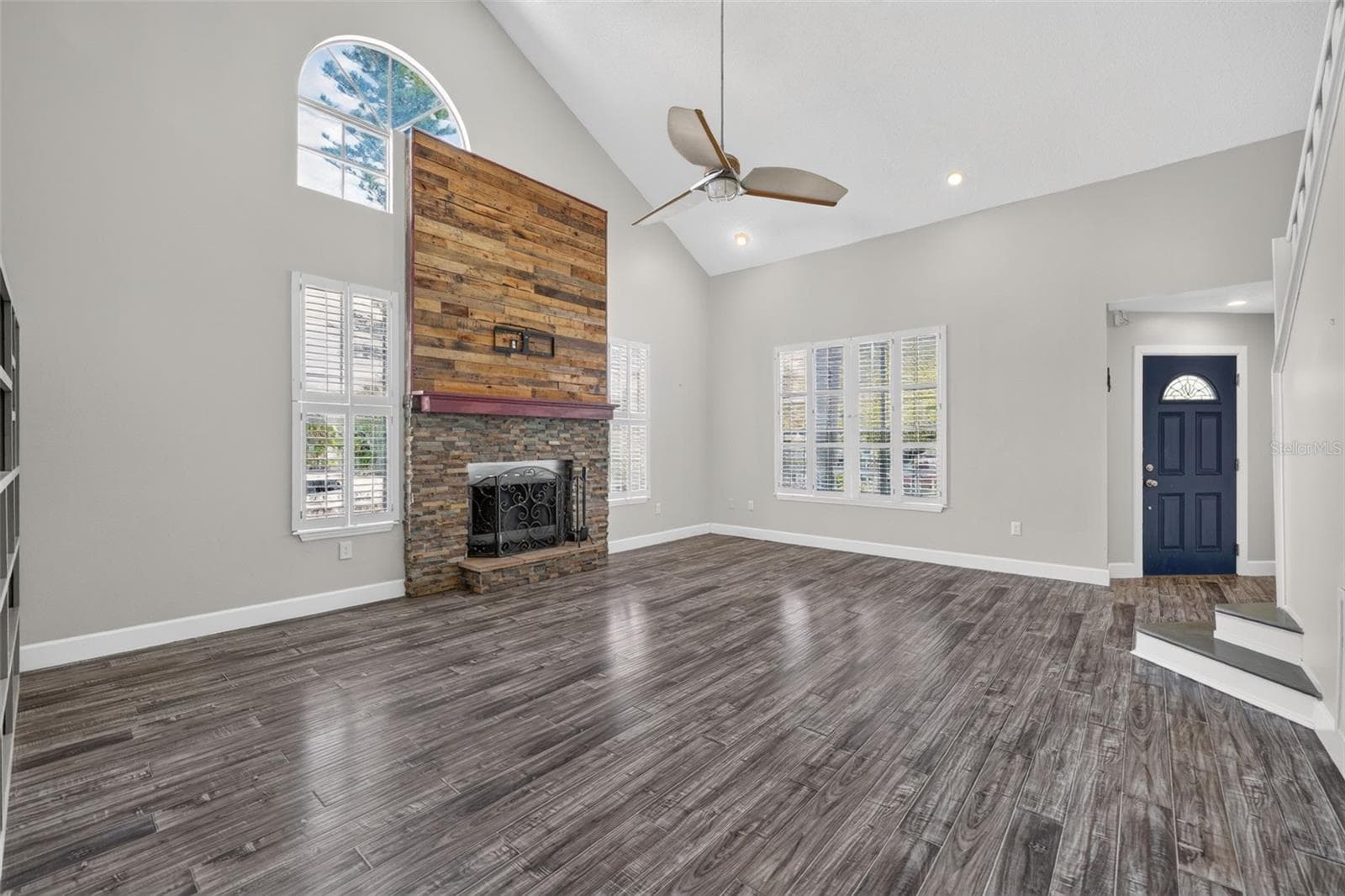 703 RIVERSIDE DRIVE — photo 10 of 47