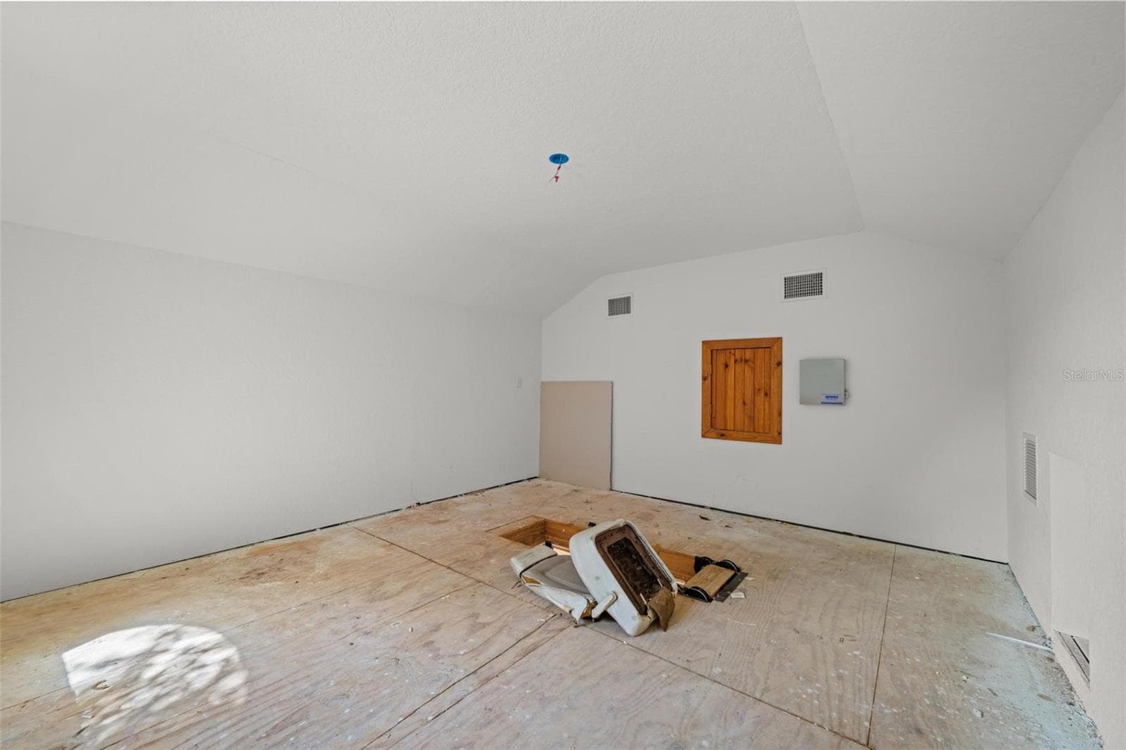 541 BLANCHE AVENUE — photo 26 of 58
